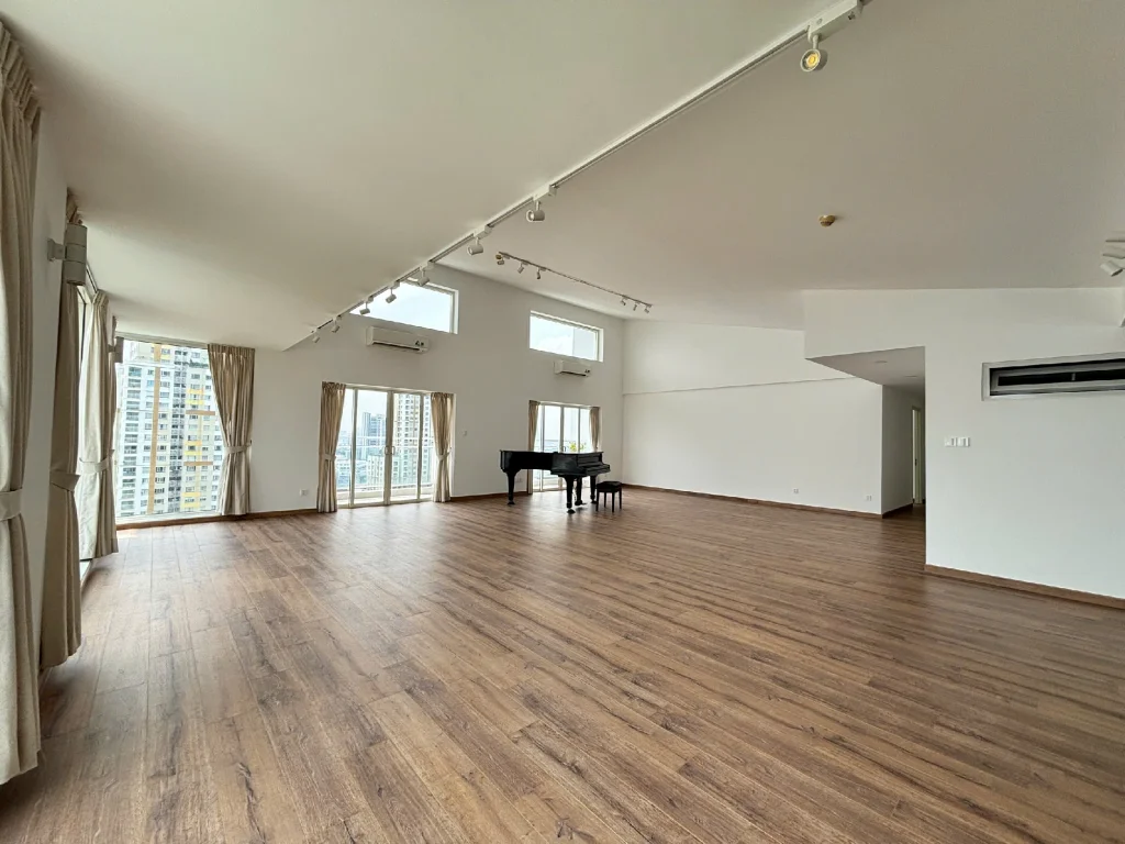 Penthouse for rent in River Garden