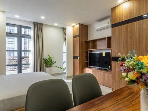Stylish 40m² Studio Retreat in Thao Dien with Balcony & Washer